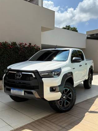 TOYOTA HILUX 2.8 D-4D TURBO DIESEL CD CONQUEST 4X4 AUTOMÁTICO